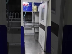 工場のスプレー塗装で グラスボトルを塗る 日々の仕事